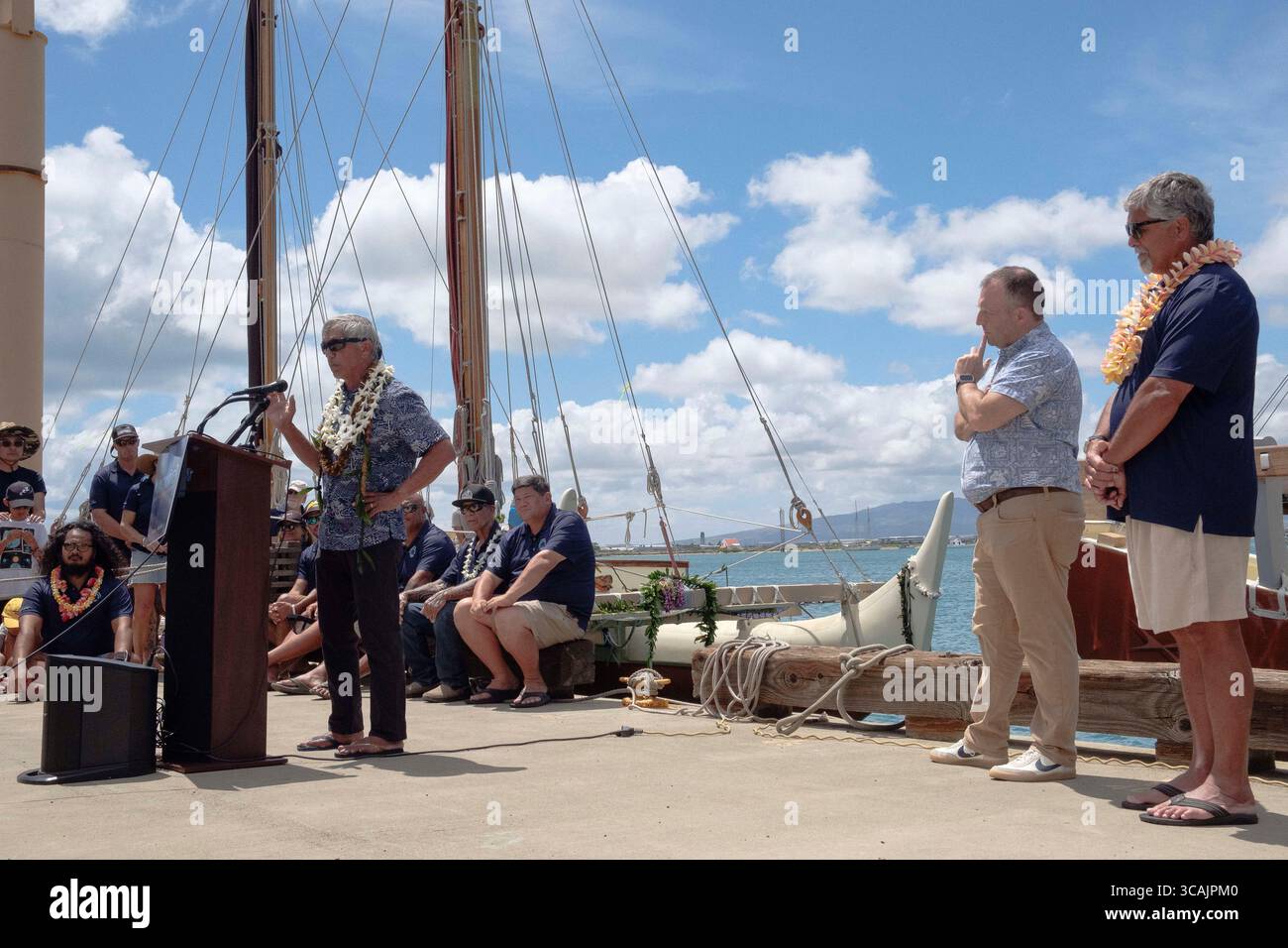 15 avril 2023, Honolulu, Hawaï, États-Unis : le maître navigateur Hokulea NAINOA THOMPSON reçoit des destinataires bien-aimés, y compris le gouverneur d'Hawaï JOSH GREEN et le navigateur de PWO (maître de Caroline Island) BRUCE BLANKENFIELD (debout) se sont rassemblés pour voir le canoë partir sur son voyage pour naviguer dans le Pacifique afin de sensibiliser à la nécessité de gérer la terre à l'époque du changement climatique. THOMPSON a déclaré à propos du voyage à venir, après son discours, que : « nous espérons que les canoës ont la gravité de nous rassembler, parce qu’aujourd’hui nous déchire », en ce qui concerne les conflits aux États-Unis, et dans le monde, préveni Banque D'Images