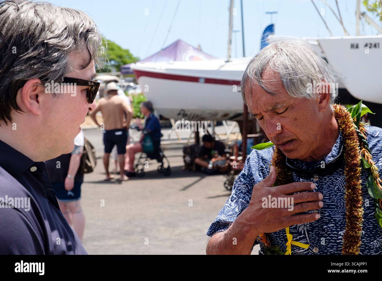 15 avril 2023, Honolulu, Hawaii, USA : NAINOA THOMPSON (à droite) est président de la Polynesian Voyaging Society et navigateur PWO (Caroline Island Master). Au début des années 1970, THOMPSON sollicita les conseils du maître navigateur micronésien MAU PIAILUG pour apprendre les méthodes traditionnelles de navigation perdues au peuple d'Hawaï en raison de la colonisation initiée par les missionnaires de la Nouvelle-Angleterre et culminant avec le renversement de la monarchie hawaïenne par les intérêts commerciaux américains sous la menace des armes. THOMPSON est un descendant direct de KAMEHAMEHA I, le premier souverain des îles hawaïennes unies Banque D'Images