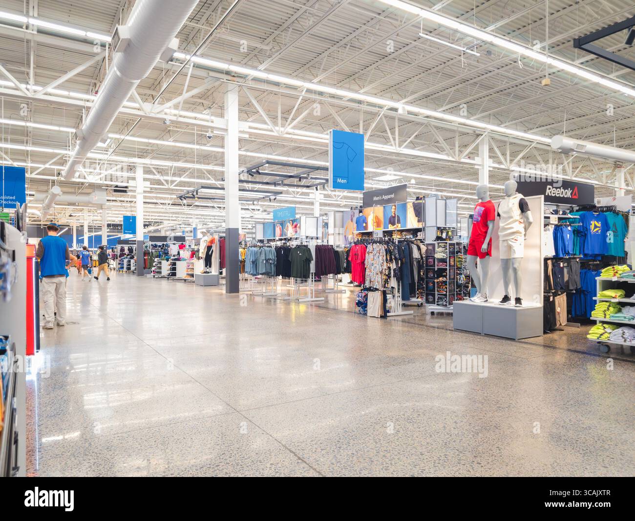 Rome, NY - Jul 20, 2025 : vue ultra-large du couloir principal Walmart Supercenter, Walmart est sur le numéro sur la liste des Fortune 500 Banque D'Images