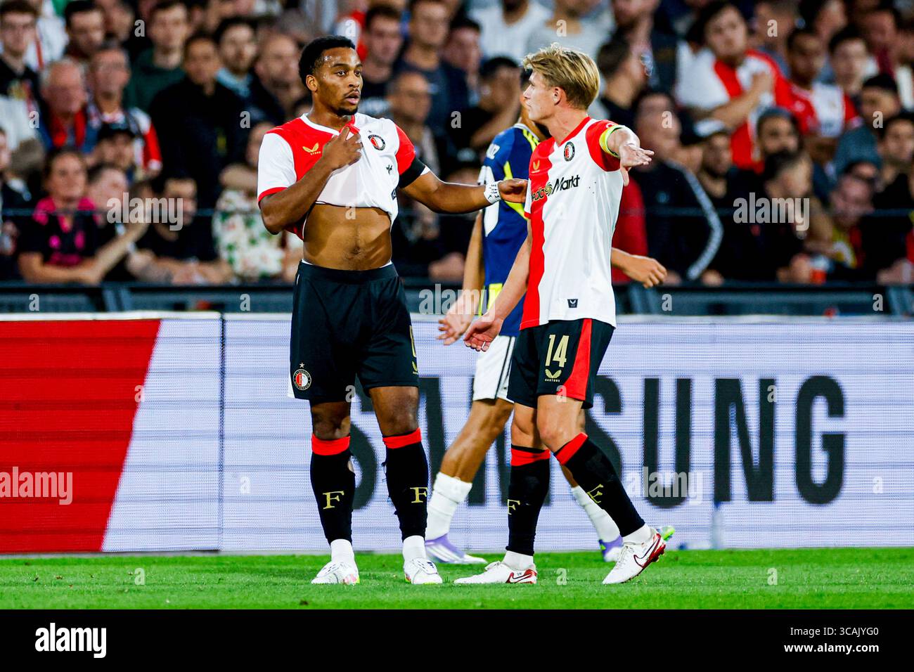 Quinten Timber de Feyenoord regarde et SEM Steijn de Feyenoord fait des gestes pendant la Ligue des Champions de l'UEFA, 3ème tour de qualification, 2ème match de jambe entre Banque D'Images