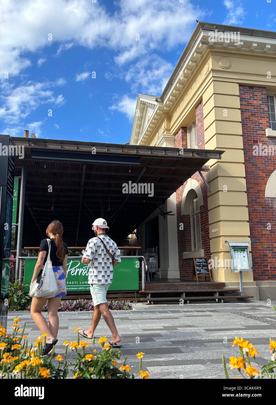 Les gens marchent près du café Perrotta à la Cairns Art Gallery, Cairns, Queensland, Australie. Pas DE MR ou PR Banque D'Images Les gens marchent près du café Perrotta à la Cairns Art Gallery, Cairns, Queensland, Australie. Pas DE MR ou PR Banque D'Images