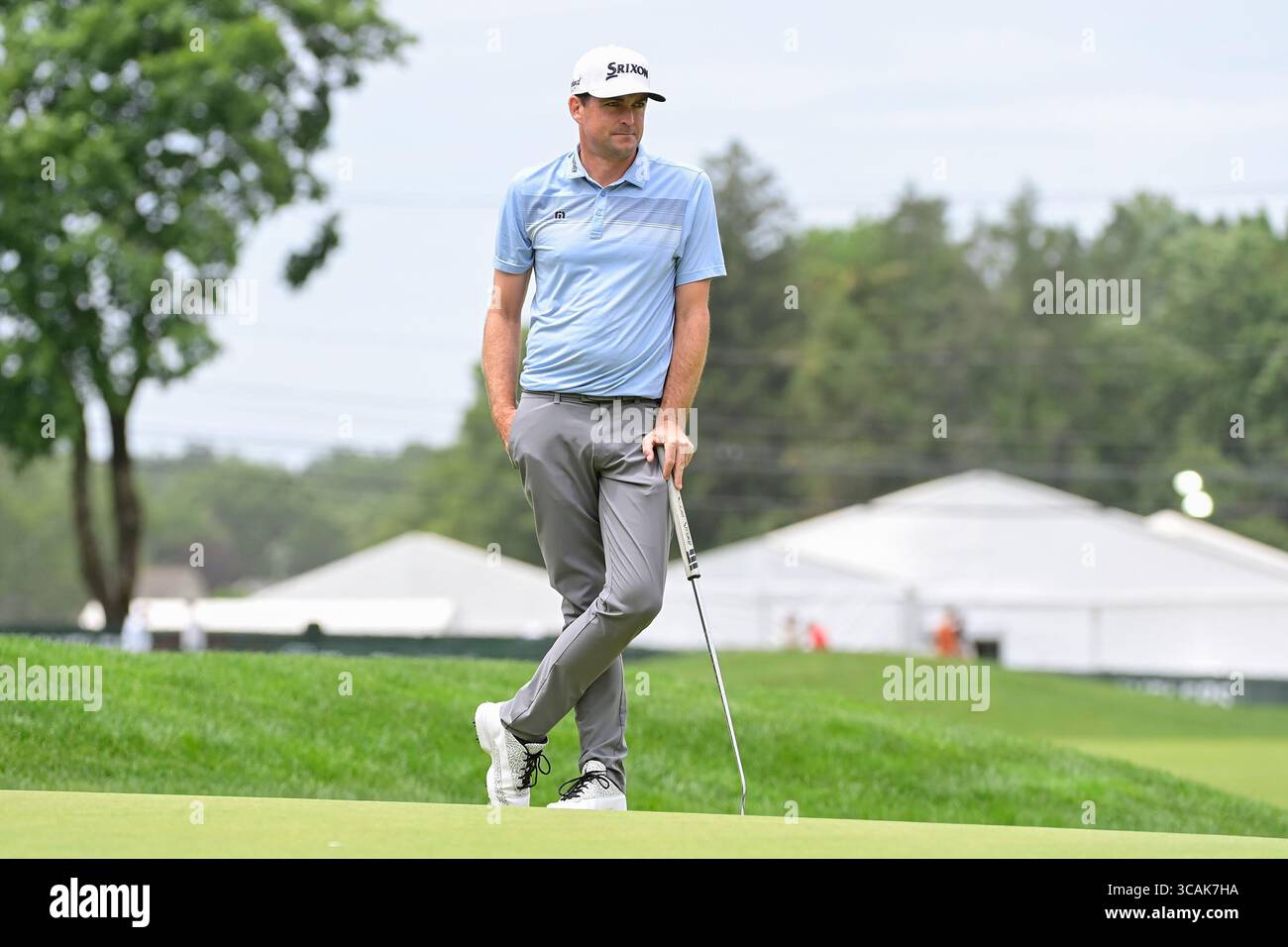 22 juin 2023 : Keegan Bradley attend son tour pour jouer son ballon sur le neuvième green lors de la première manche du Travelers Championship à Cromwell CT. Crédit obligatoire Eric Canha/Cal Sport Media (crédit image : © Eric Canha/CSM via ZUMA Press Wire) Banque D'Images