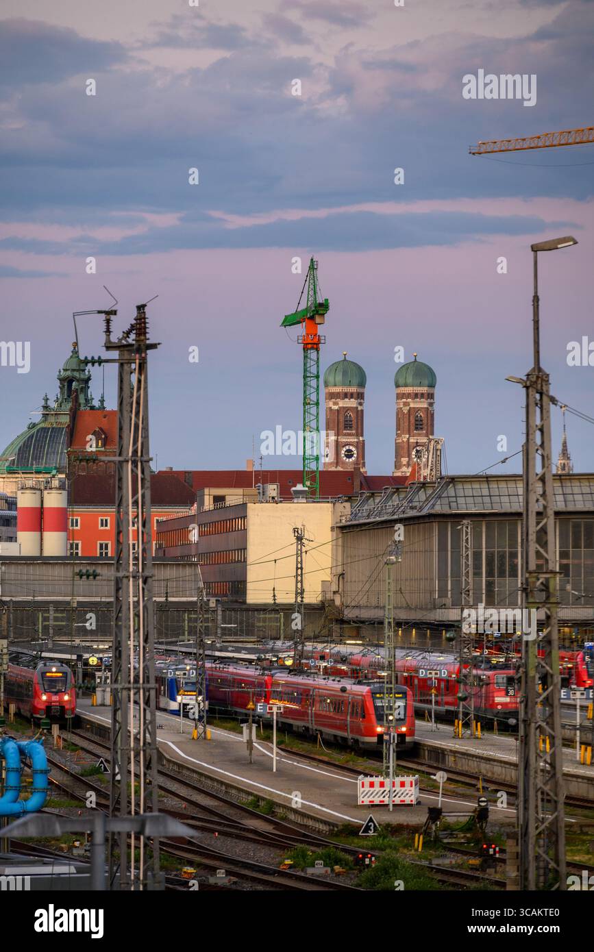Trains à la gare centrale de Munchen Hauptbahnhof, gare principale de Munich, Allemagne, le 13 juillet 2025 Banque D'Images