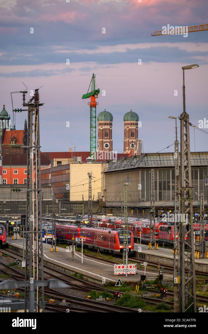Trains à la gare centrale de Munchen Hauptbahnhof, gare principale de Munich, Allemagne, le 13 juillet 2025 Banque D'Images