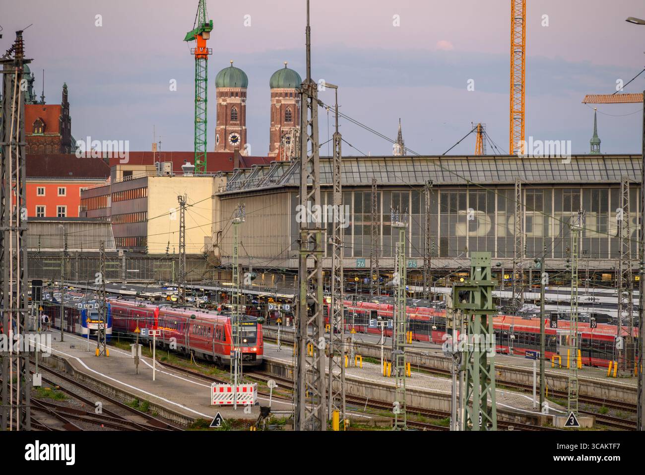 Trains à la gare centrale de Munchen Hauptbahnhof, gare principale de Munich, Allemagne, le 13 juillet 2025 Banque D'Images