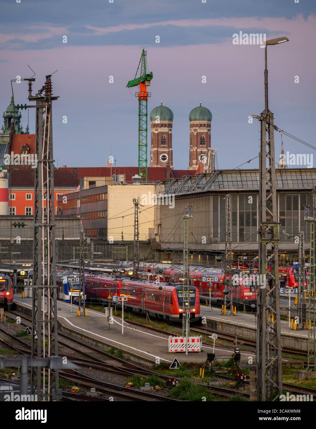 Trains à la gare centrale de Munchen Hauptbahnhof, gare principale de Munich, Allemagne, le 13 juillet 2025 Banque D'Images