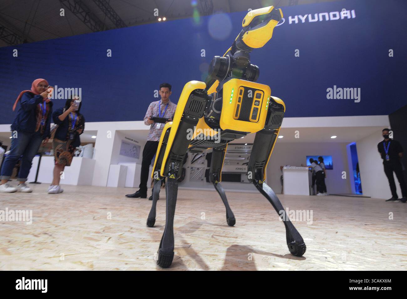 10 août 2023, Serpong, Tangerang, Indonésie : un travailleur de la promotion se tient à côté de voitures exposées allant des voitures électriques aux voitures à essence lors du salon automobile international de Gaikindo Indonesia à Tangerang, Indonésie, le 10 août 2023. Indonesian Automotive Industry Association (GAIKINDO) optimiste que les ventes de voitures en 2023 maintiendront une tendance positive et cibleront les ventes d'environ 975 000 unités de véhicules motorisés et en augmentant les ventes de voitures électriques comme voitures respectueuses de l'environnement avec divers types et marques et devenir la tendance des voitures électriques en Asie, es Banque D'Images