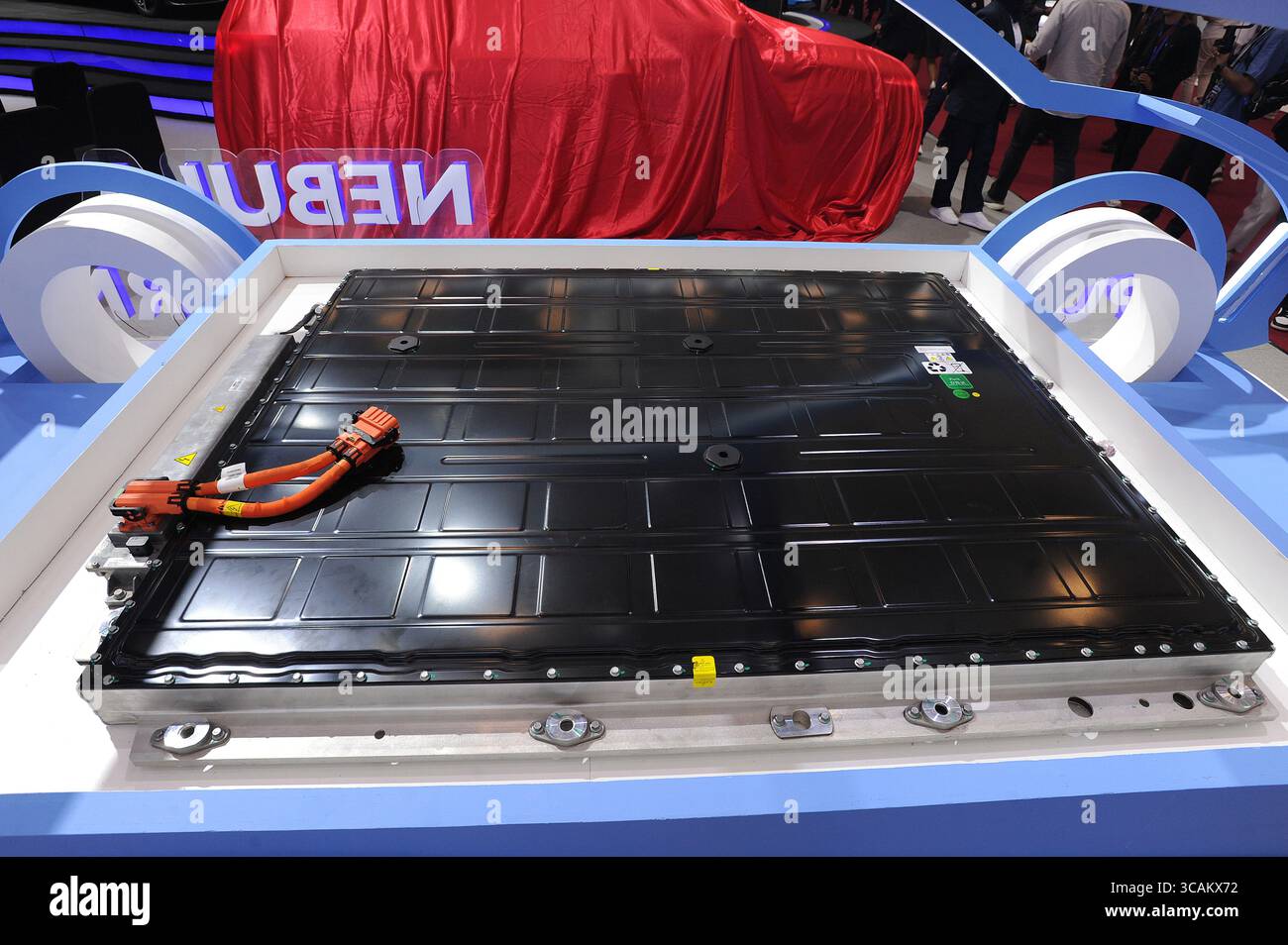 10 août 2023, Serpong, Tangerang, Indonésie : un travailleur de la promotion se tient à côté de voitures exposées allant des voitures électriques aux voitures à essence lors du salon automobile international de Gaikindo Indonesia à Tangerang, Indonésie, le 10 août 2023. Indonesian Automotive Industry Association (GAIKINDO) optimiste que les ventes de voitures en 2023 maintiendront une tendance positive et cibleront les ventes d'environ 975 000 unités de véhicules motorisés et en augmentant les ventes de voitures électriques comme voitures respectueuses de l'environnement avec divers types et marques et devenir la tendance des voitures électriques en Asie, es Banque D'Images