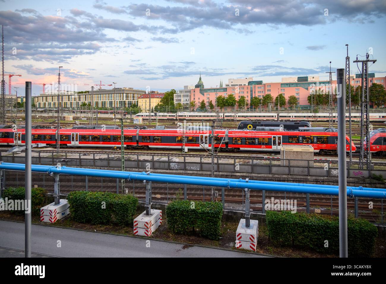 Trains à la gare centrale de Munchen Hauptbahnhof, gare principale de Munich, Allemagne, le 13 juillet 2025 Banque D'Images
