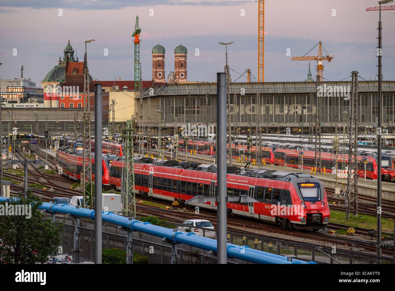 Trains à la gare centrale de Munchen Hauptbahnhof, gare principale de Munich, Allemagne, le 13 juillet 2025 Banque D'Images