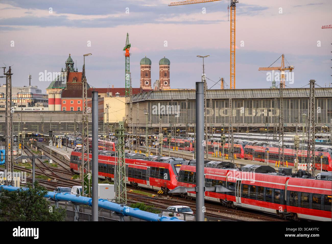 Trains à la gare centrale de Munchen Hauptbahnhof, gare principale de Munich, Allemagne, le 13 juillet 2025 Banque D'Images