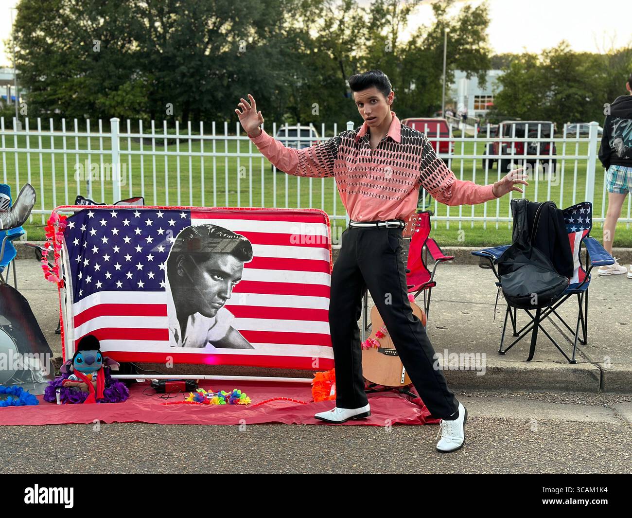15 août 2023, Memphis, Tennessee, USA : le fan d'Elvis Presley NATHAN PITTORF, Buffalo, New York participe à la veillée aux chandelles pour honorer sa mémoire à la veille de sa mort, à son domicile, Graceland, à Memphis, Tennessee mardi. Cette année, aucun membre de la famille n'était présent pour les activités de la semaine Elvis ou la veillée. Elvis Presley est décédé le 16 août 1977 à Graceland à l’âge de 42 ans. Sa fille Lisa Marie est décédée en janvier de cette année. (Crédit image : © Karen Focht/ZUMA Press Wire) Banque D'Images