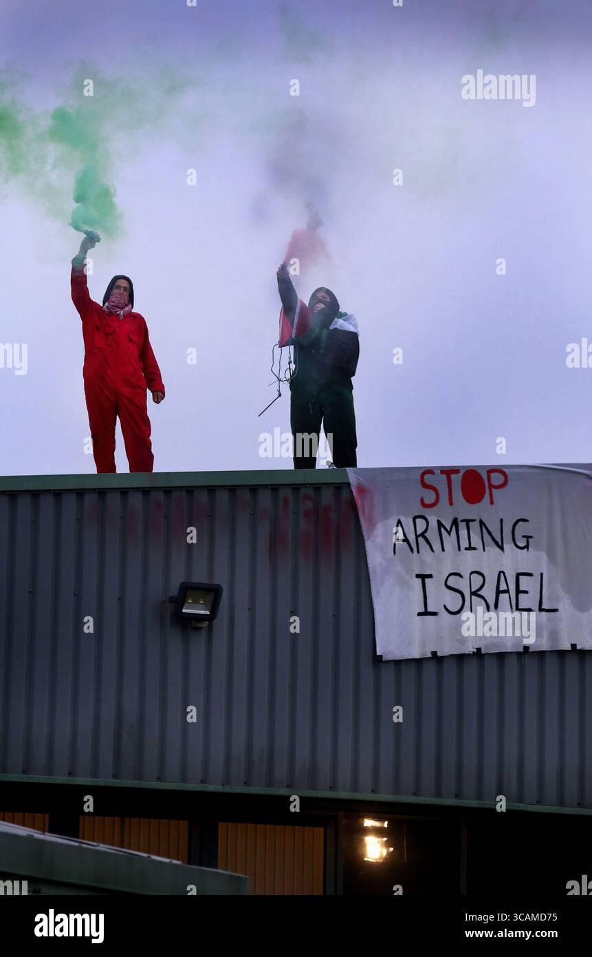 26 octobre 2023, Leicester, Royaume-Uni : deux activistes de Palestine action tiennent des fusées de fumée après avoir occupé le toit de Howmet Aerospace. Les activistes de Palestine action ont annoncé que les entreprises qui vendent des armes aux Forces de défense israéliennes et à leurs partenaires seront ciblées par une action directe. Ces actions visent à mettre en lumière le sort des Palestiniens à Gaza et en Cisjordanie, mais aussi à perturber le secteur manufacturier de ces entreprises. Palestine action a déclaré qu'elle ne cessera pas ses actions tant que l'industrie de l'armement ne cessera pas de soutenir Israël. (Crédit image : © Mart Banque D'Images