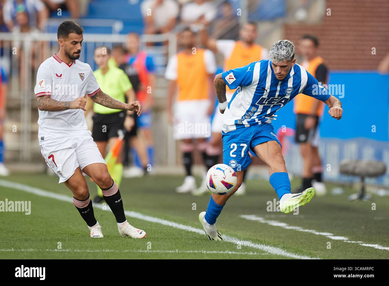 21 août 2023 : Jesus Suso du Sevilla FC concourt pour le ballon avec Javi Lopez du Deportivo Alaves lors du match LaLiga EA Sports entre le Deportivo Alaves et le Sevilla FC à Mendizorrotza le 21 août 2023, à Vitoria, en Espagne. (Crédit image : © Ricardo Larreina/AFP7 via ZUMA Press Wire) Banque D'Images