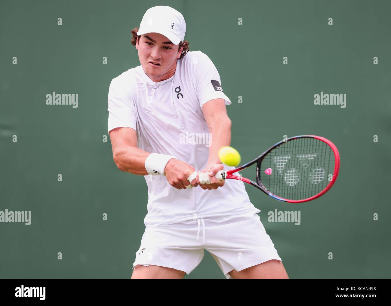 Le joueur de tennis brésilien Joao Fonseca (BRA) en action aux Championnats de Wimbledon 2025, Londres, Angleterre, Royaume-Uni. Banque D'Images