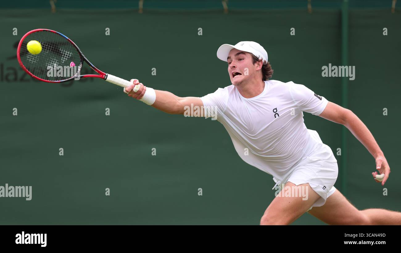Le joueur de tennis brésilien Joao Fonseca (BRA) en action aux Championnats de Wimbledon 2025, Londres, Angleterre, Royaume-Uni. Banque D'Images