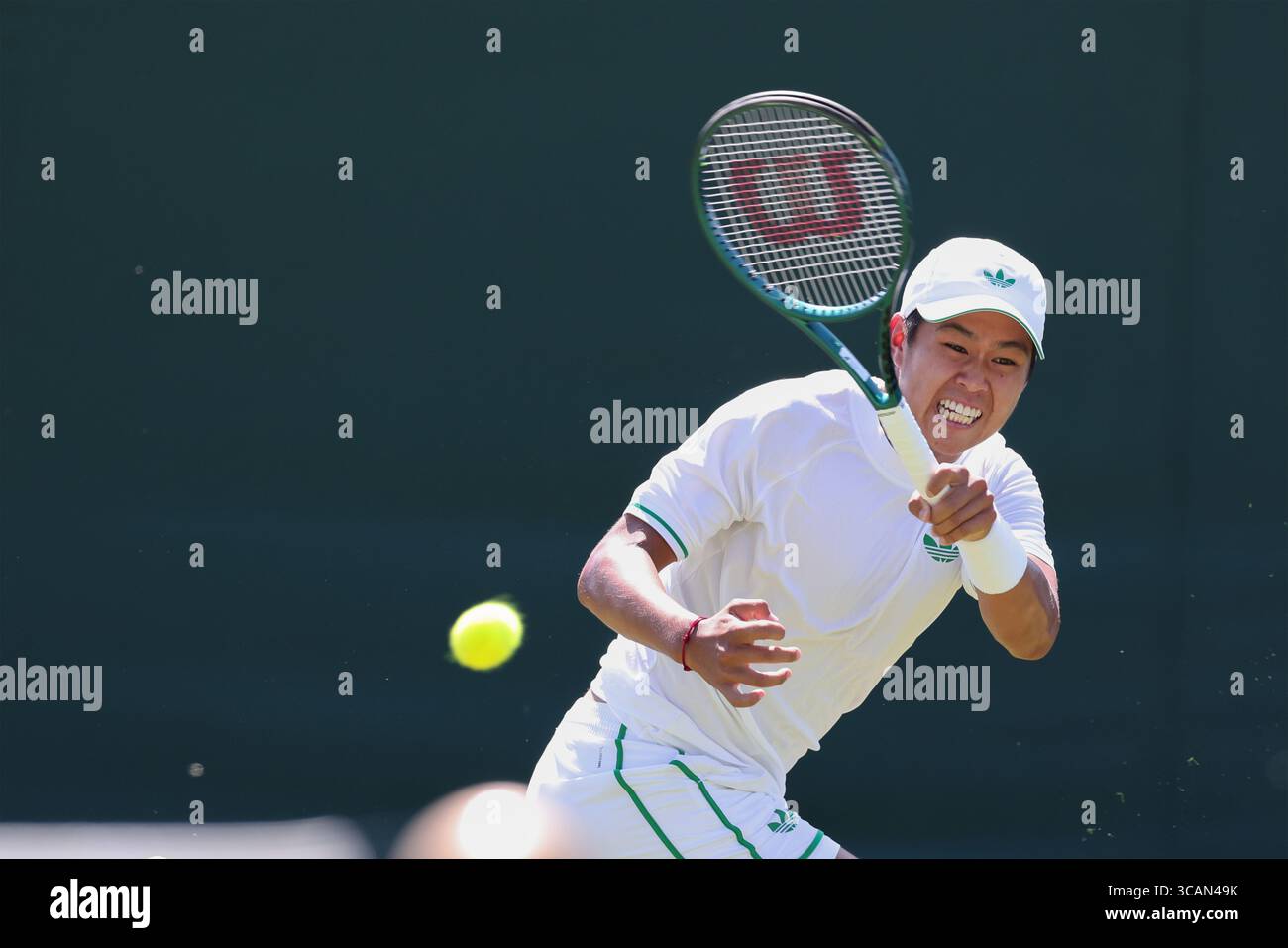 Joueur de tennis américain Learner Tien (USA) en action aux Championnats de Wimbledon 2025, Londres, Angleterre, Royaume-Uni. Banque D'Images
