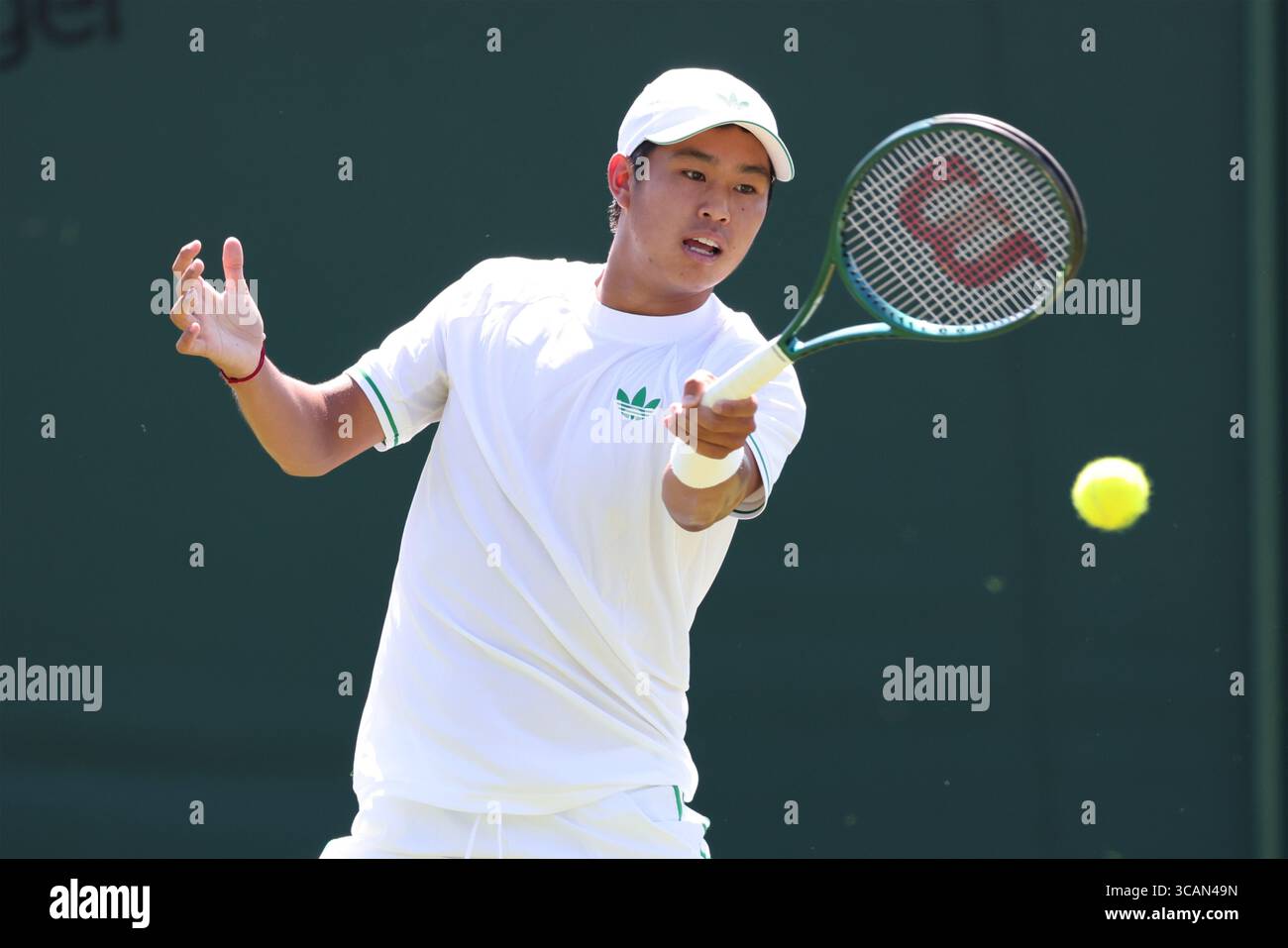 Joueur de tennis américain Learner Tien (USA) en action aux Championnats de Wimbledon 2025, Londres, Angleterre, Royaume-Uni. Banque D'Images