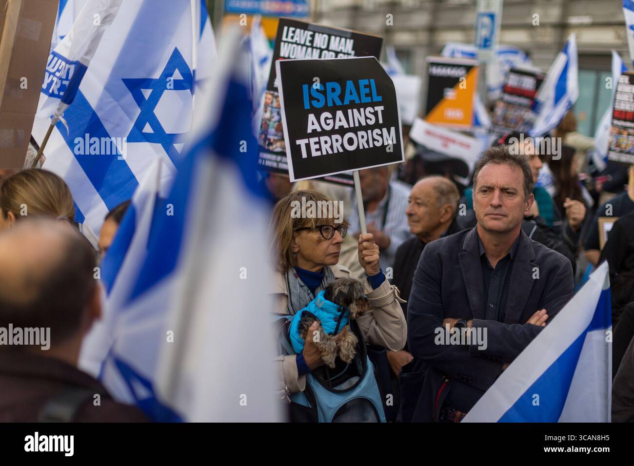 22 octobre 2023, Madrid, Madrid, Espagne : des dizaines de personnes des communautés juives d'Espagne portant des drapeaux israéliens, lors d'un rassemblement devant le Congrès des députés à Madrid, pour leur rejet de l'attaque par l'organisation palestinienne Hamas contre Israël et pour exiger la libération des personnes enlevées. (Crédit image : © Luis Soto/ZUMA Press Wire) Banque D'Images