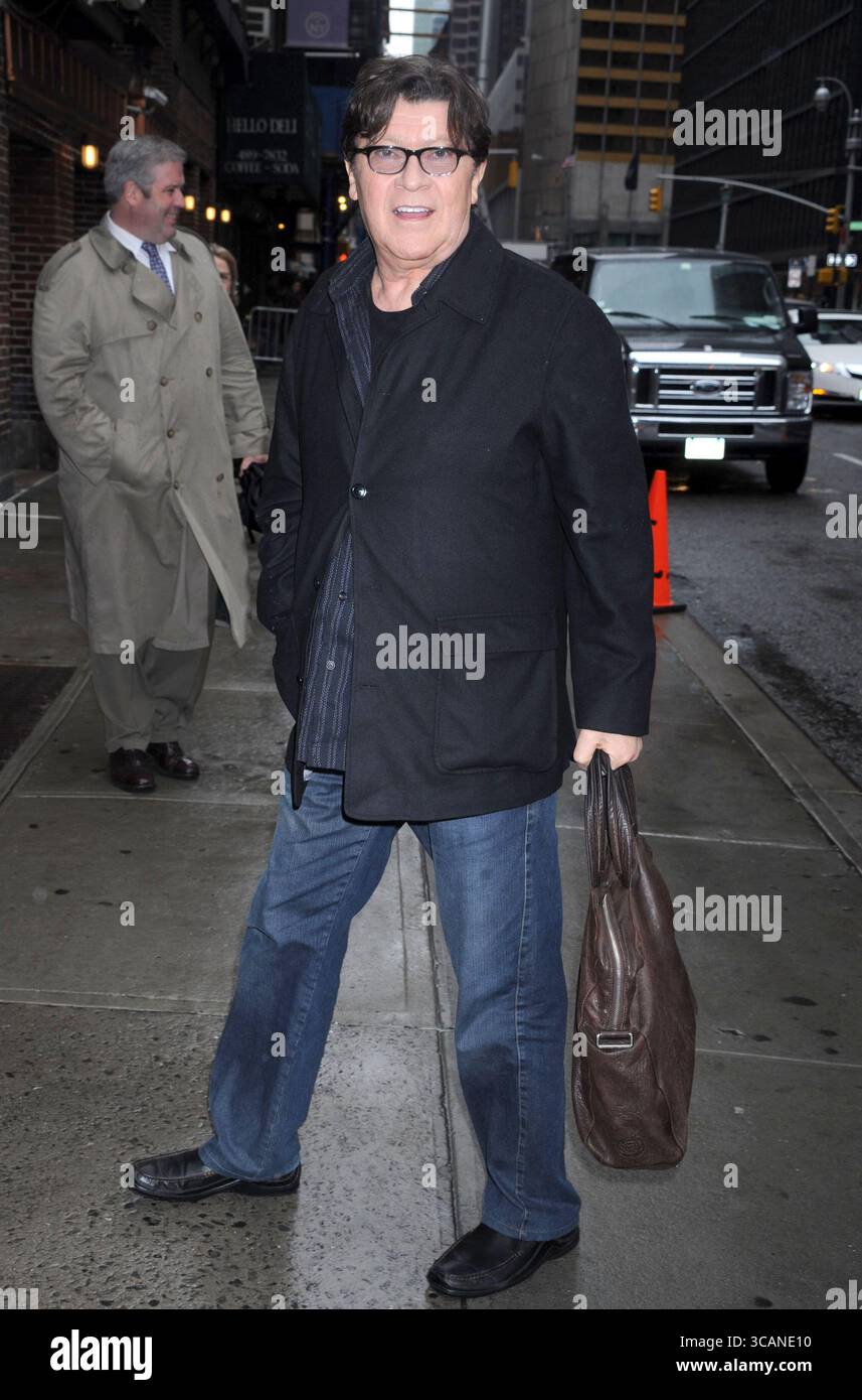 NEW YORK, NY - 05 AVRIL : Robbie Robertson, ancien membre du groupe entre dans le 'Late Show with David Letterman' taping au Ed Sullivan Theater le 5 avril 2011 à New York. .People : Robbie Robertson. (Crédit image : © SMG via ZUMA Press Wire) Banque D'Images