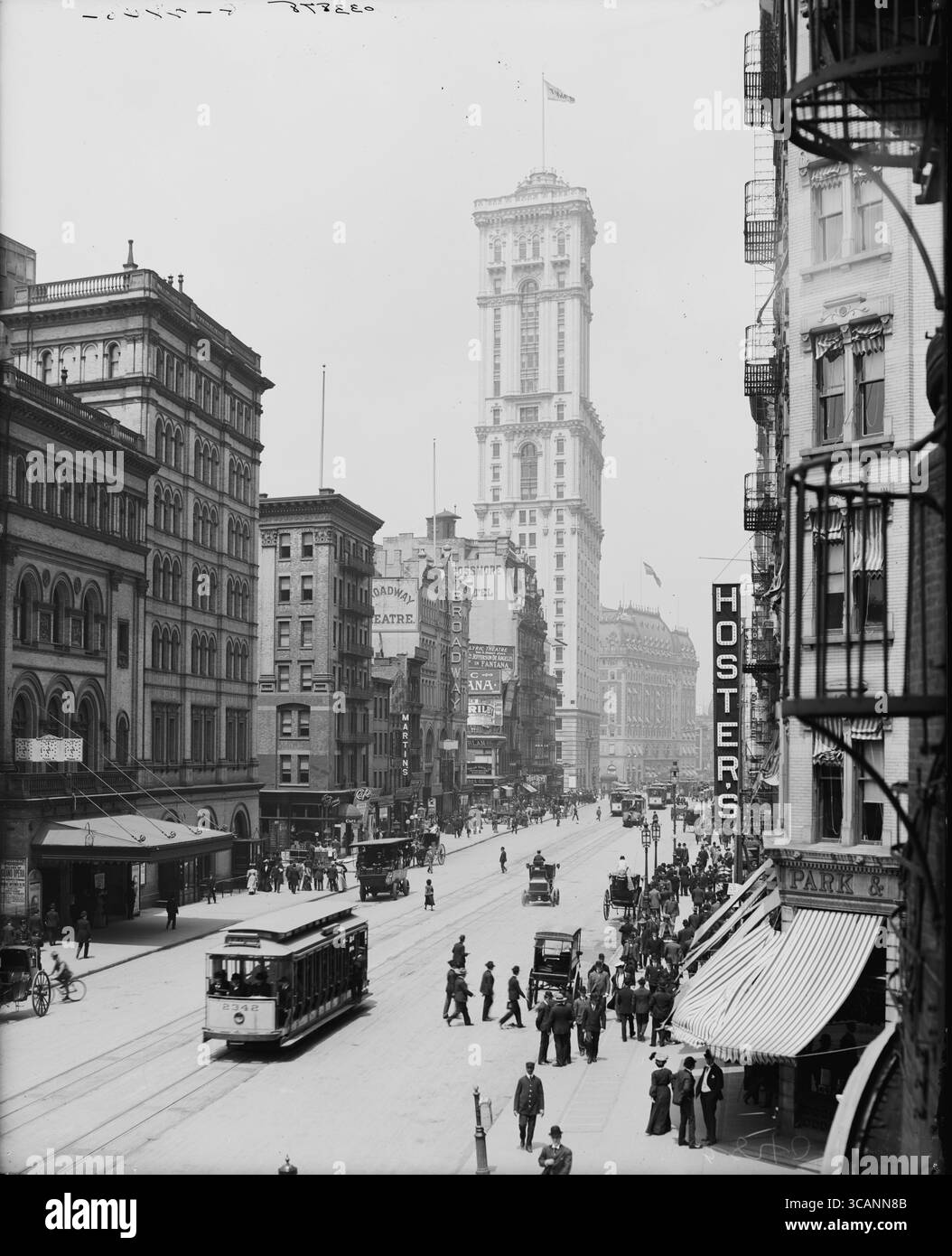New york City 1900 - vue vers le nord sur Broadway de la 39e rue à la 46e rue ; la vue est réduite. De gauche à droite (du sud au nord) : Metropolitan Opera House, avec une affiche sur le mur sud (extrême gauche, près du bas) annonçant la saison qui débutera le 20 novembre 1905 ; Broadway Theatre ; panneaux d'affichage annonçant Fantana au Lyric Theatre, qui y a joué du 14 janvier au 30 septembre 1905 A. Banque D'Images
