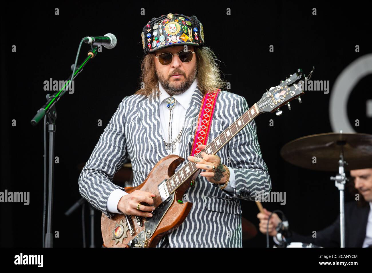 KING TUFF, CONCERT, 2018 : Kyle Thomas, connu sous le nom de King Tuff, joue la scène principale de montagne. Glanusk Park, Brecon, pays de Galles, 17 août 2018. Premier jour du festival de musique Green Man dans les montagnes Brecon Beacons au pays de Galles. Crédit : Rob Watkins/Alamy Live News. INFO : King Tuff (Kyle Thomas) est un musicien américain de garage-rock et Power-pop actif depuis 2006, signé chez Sub Pop et Burger Records. Son son énergique mélange des riffs de guitare gravitty, des crochets accrocheurs et l'esprit de renouveau glam des années 70. Il a beaucoup tourné depuis 2012 et a joué le groupe de Ty Segall, The Muggers. Banque D'Images