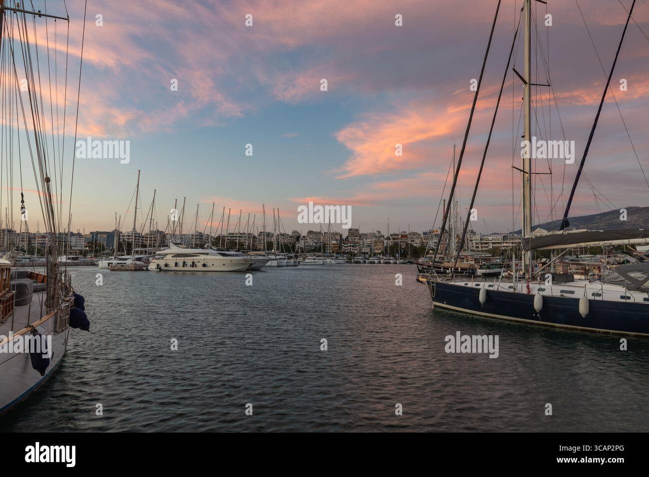 Athènes, Grèce - 01 mai 2025 : yachts amarrés à Alimos Marina, avec le soleil se couchant derrière eux Banque D'Images