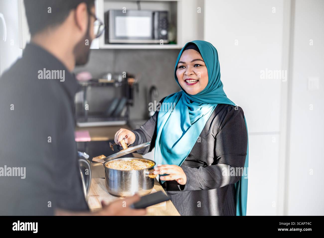 Portrait d'un couple musulman heureux debout dans la cuisine Banque D'Images