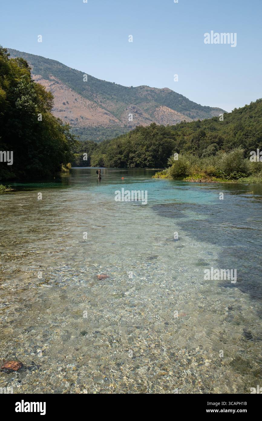 Blue Eye Spring à Sarande, Albanie, avec une eau claire, des ondulations, des reflets et une composition verticale vibrante. Banque D'Images