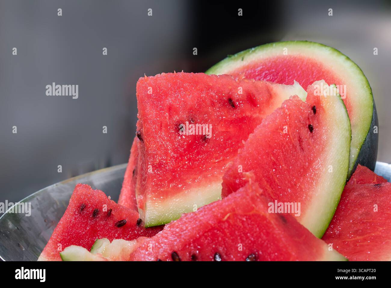 Pastèque fraîche mûre tranchée sur plaque blanche. Concept de nourriture saine, fruits de saison, fruits d'été. Pastèque fraîche tranchée. summertime Banque D'Images