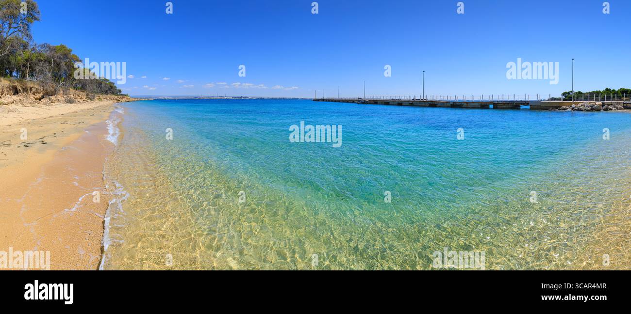 Îles Cheradi : vue de l'île de San Pietro dans les Pouilles, Italie. Au loin, la ligne d'horizon du paysage urbain de Tarente. Banque D'Images