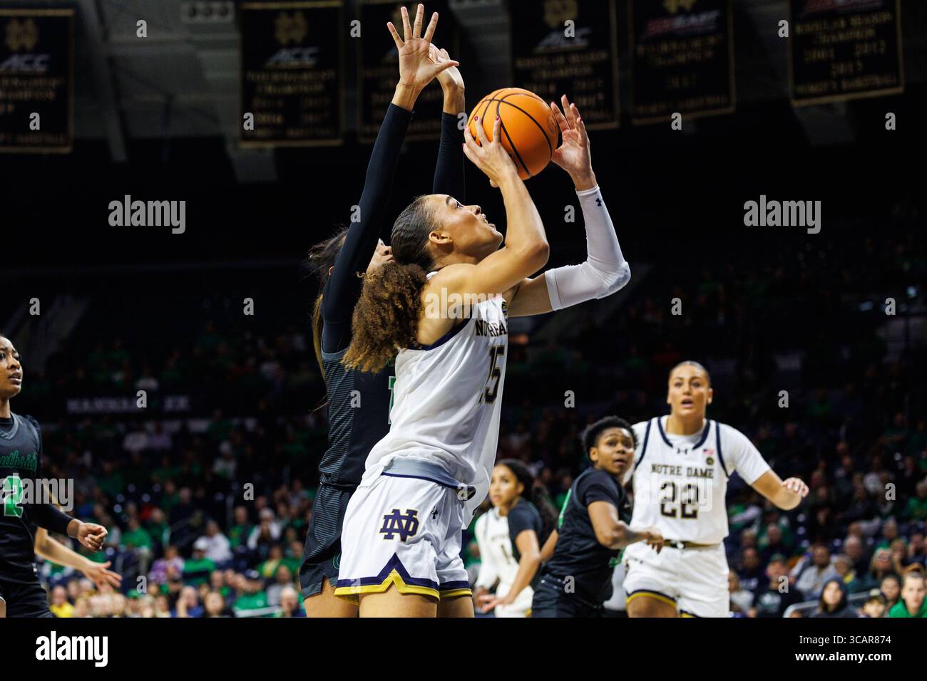21 novembre 2023 : L'attaquante de notre Dame Natalija Marshall (15 ans) tire la balle lors d'un match de basket féminin de la NCAA entre les Cougars de l'État de Chicago et les Fighting Irish de notre Dame au Purcell Pavilion au Joyce Center à South Bend, Indiana. John Mersits/CSM. (Crédit image : © John Mersits/CSM via ZUMA Press Wire) Banque D'Images