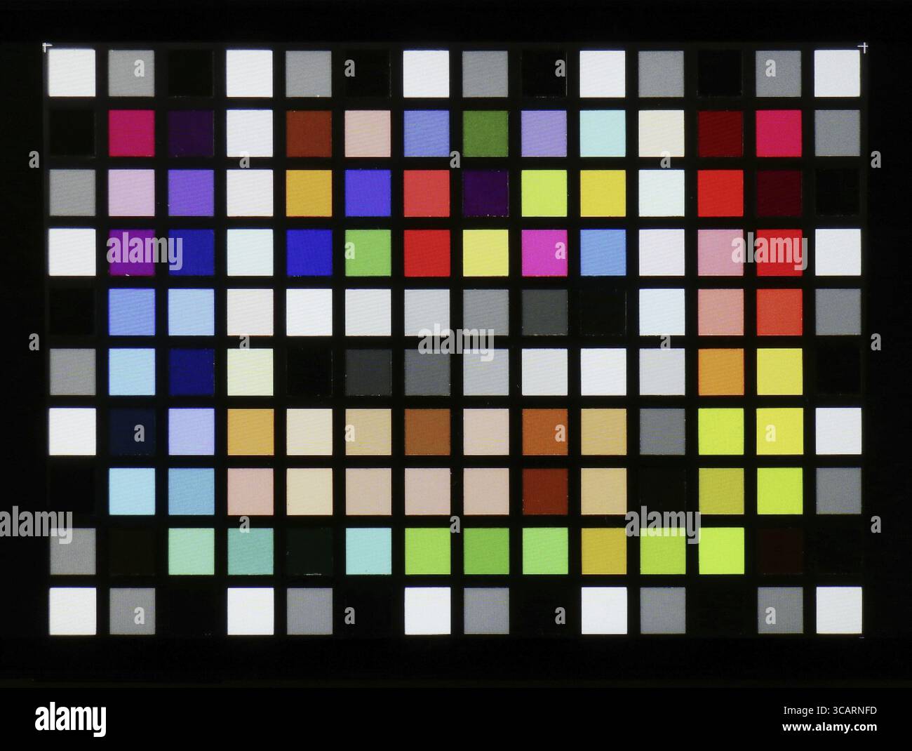 VILNIUS, LITUANIE - 15 MAI 2018 : Real photo de couleur industrielle standard checker cible sur la production de masse nous pauvres moderne de marque smart phone wifi Banque D'Images