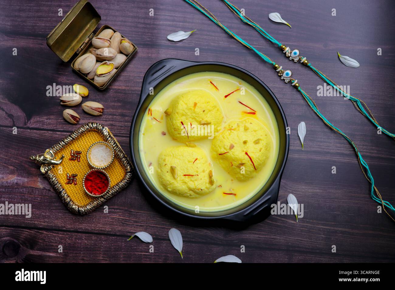 Délicieux rasmalai servi dans un bol, placé à côté d'un rakhi décoratif et d'un thali chawal roli traditionnel. Une capture parfaite de Raksha Bandhan. Banque D'Images Délicieux rasmalai servi dans un bol, placé à côté d'un rakhi décoratif et d'un thali chawal roli traditionnel. Une capture parfaite de Raksha Bandhan. Banque D'Images
