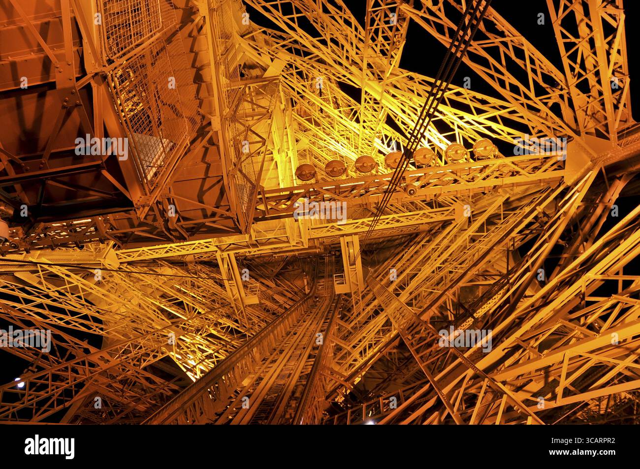 Le chaos de l'or de la construction en métal dur concept abstrait Banque D'Images