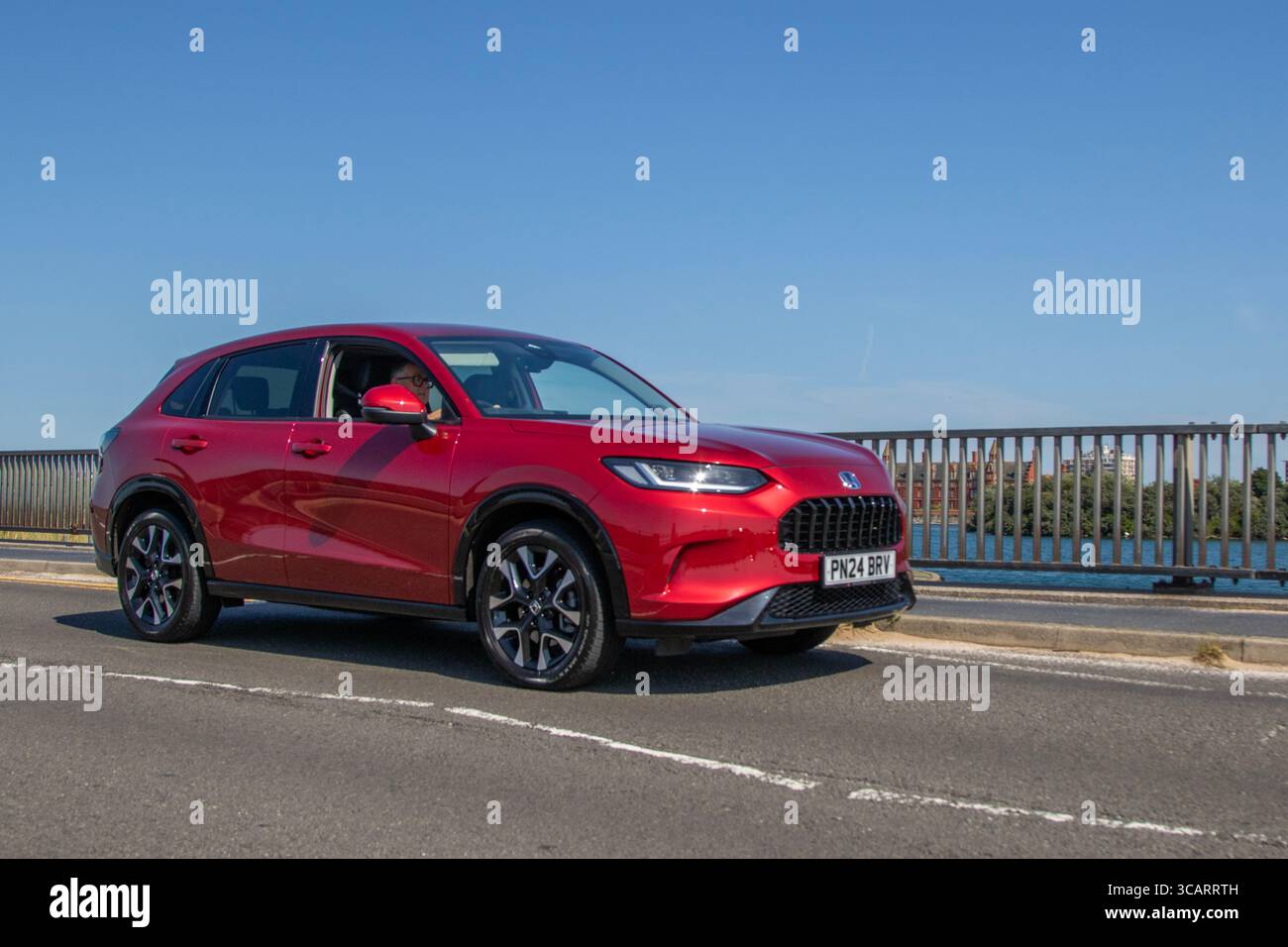 2024 Rouge Honda ZR-V ADVANCE i-MMD CVT i-MMD 184 2WD S/C HEV Ecvt Auto Start/Stop SUV voiture électrique hybride 1993 cc, moteur à essence 2,0 litres, deux moteurs électriques ; conduite sur la promenade du front de mer de Southport, Royaume-Uni Banque D'Images