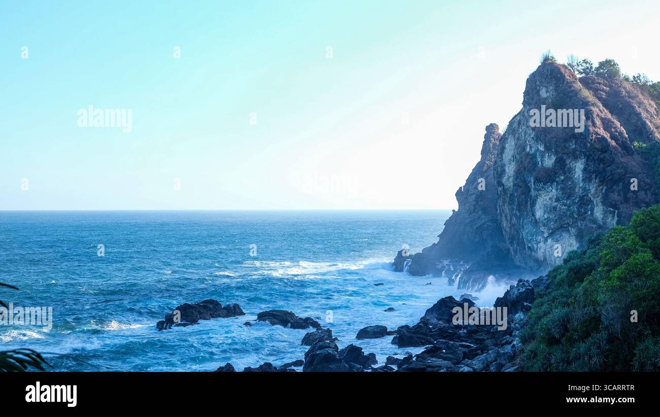 Falaise côtière avec vagues océaniques à Yogyakarta, Indonésie – paysage de plage sereine Banque D'Images