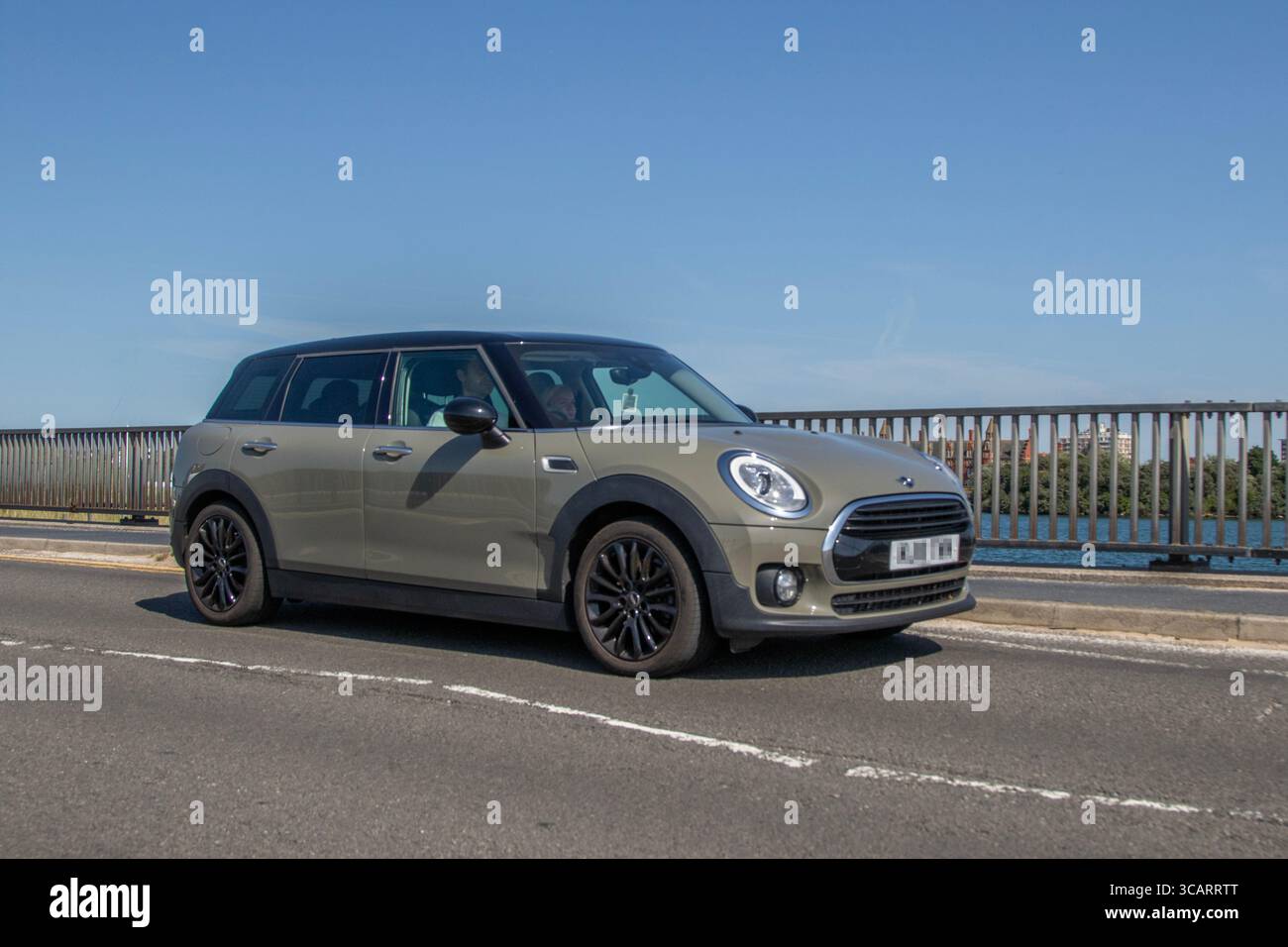 2018 Grey Mini Clubman Cooper Auto Steptronic Auto Estate car Petrol 1499 cc ; conduite sur la promenade du front de mer de Southport, Royaume-Uni Banque D'Images