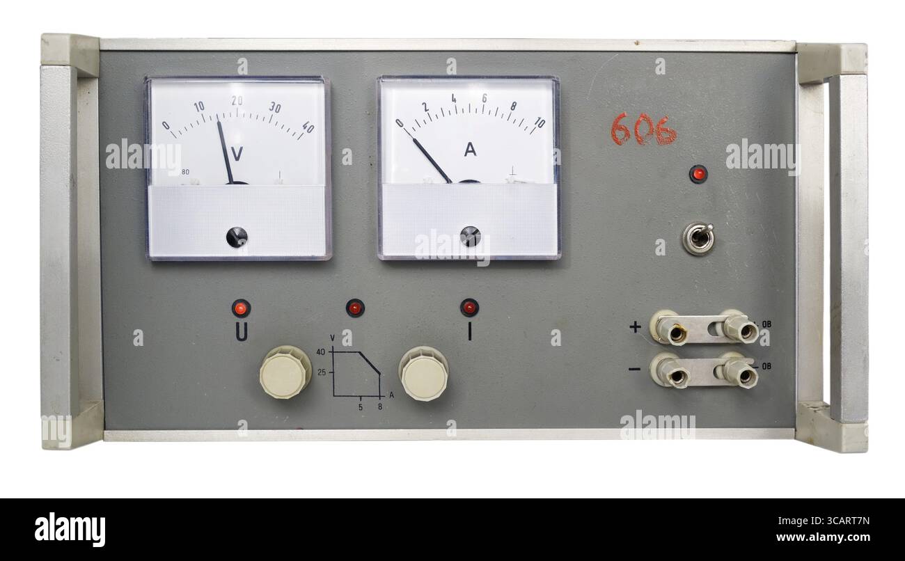 Unité d'alimentation c.c. rétro usée et sale avec indicateurs de mesure analogiques. Avec patch. Production de masse Banque D'Images Unité d'alimentation c.c. rétro usée et sale avec indicateurs de mesure analogiques. Avec patch. Production de masse Banque D'Images