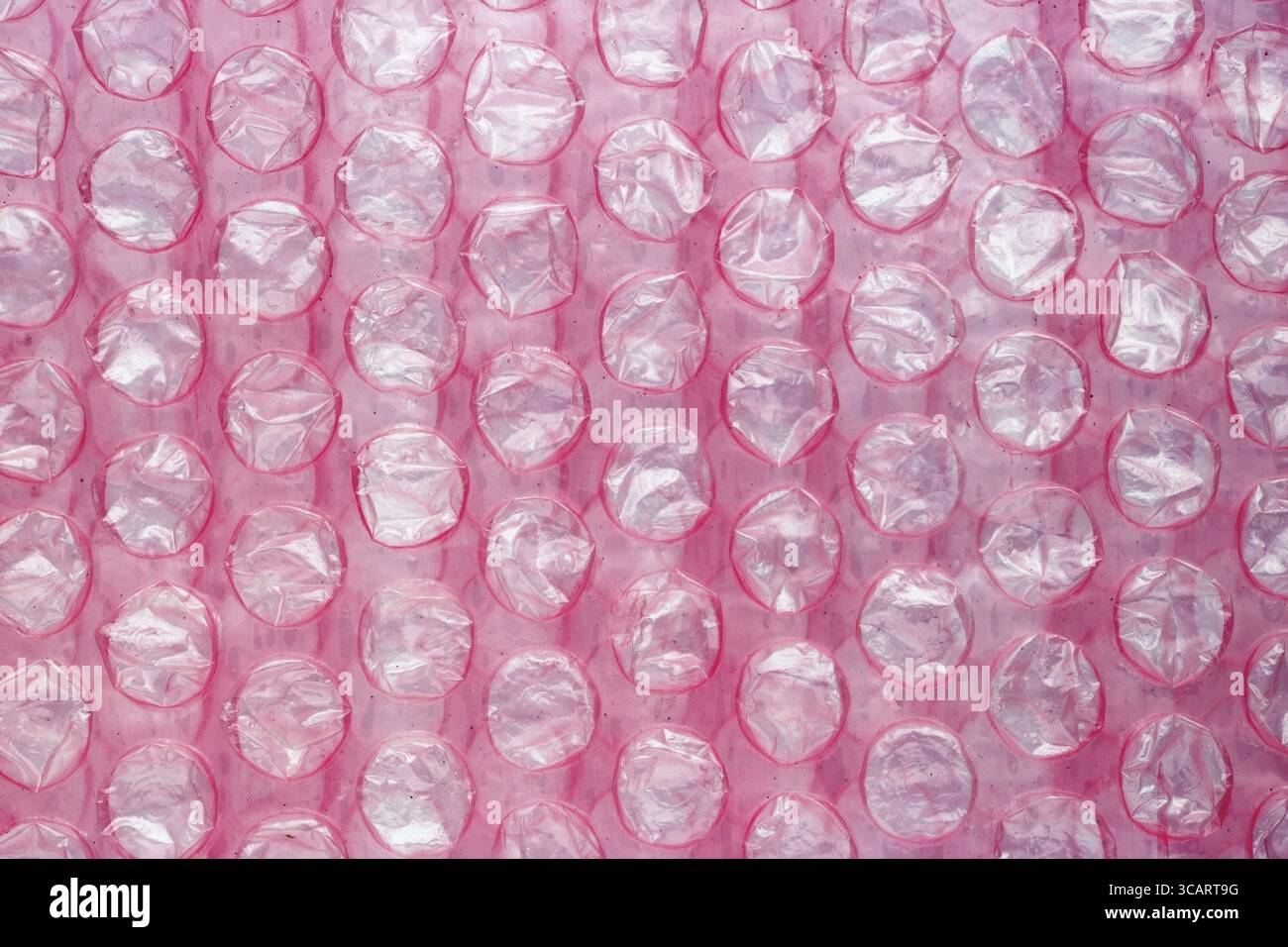 Couche de rouge a utilisé du film d'emballage souple avec des bulles d'air sale rafale. Studio macro fond Banque D'Images