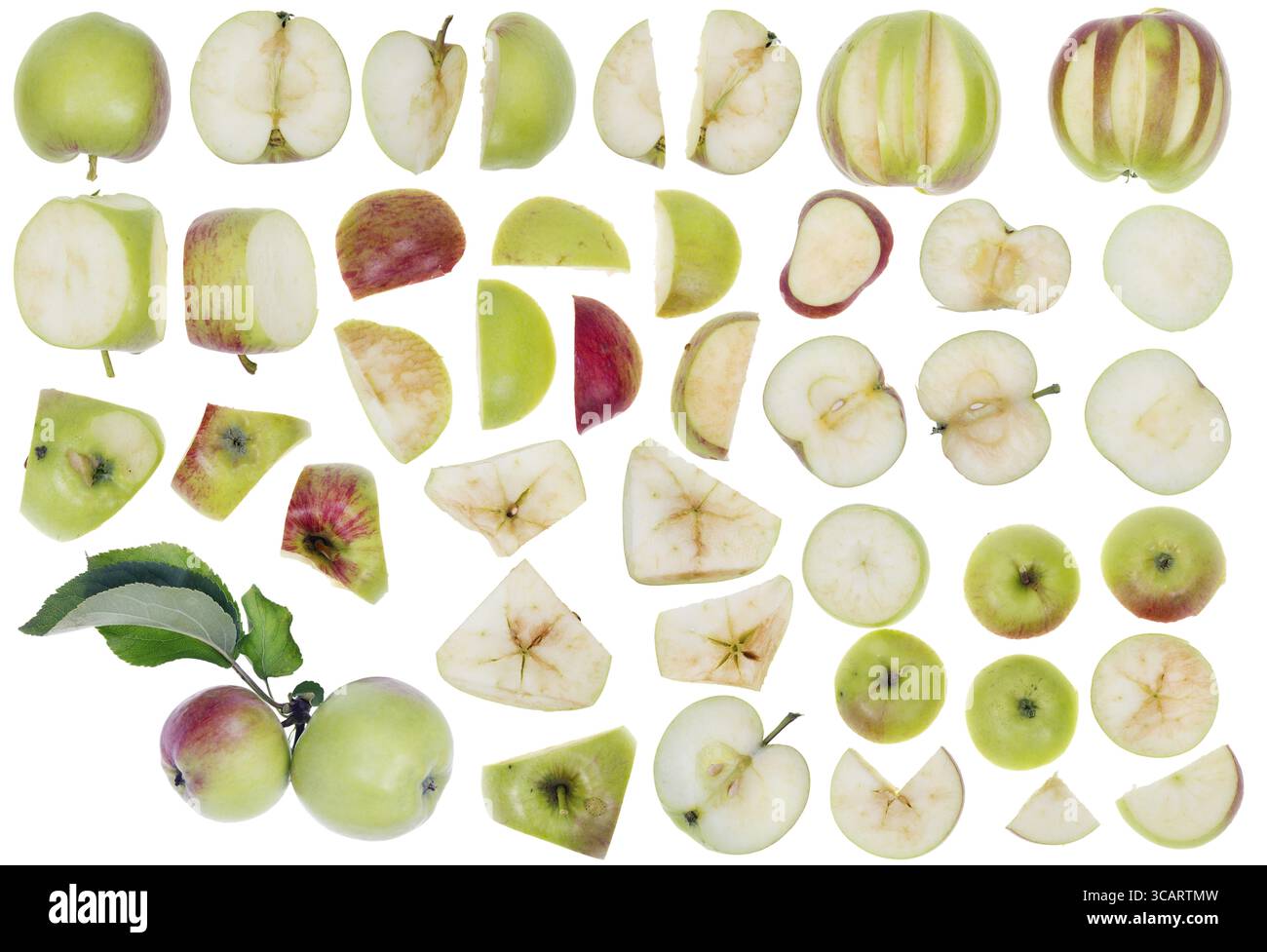 Beaucoup de morceaux de tranches â€‹ â€‹ de vraies pommes rustiques fraîches comme éléments pour le collage de l'ensemble de conception. Isolé Banque D'Images
