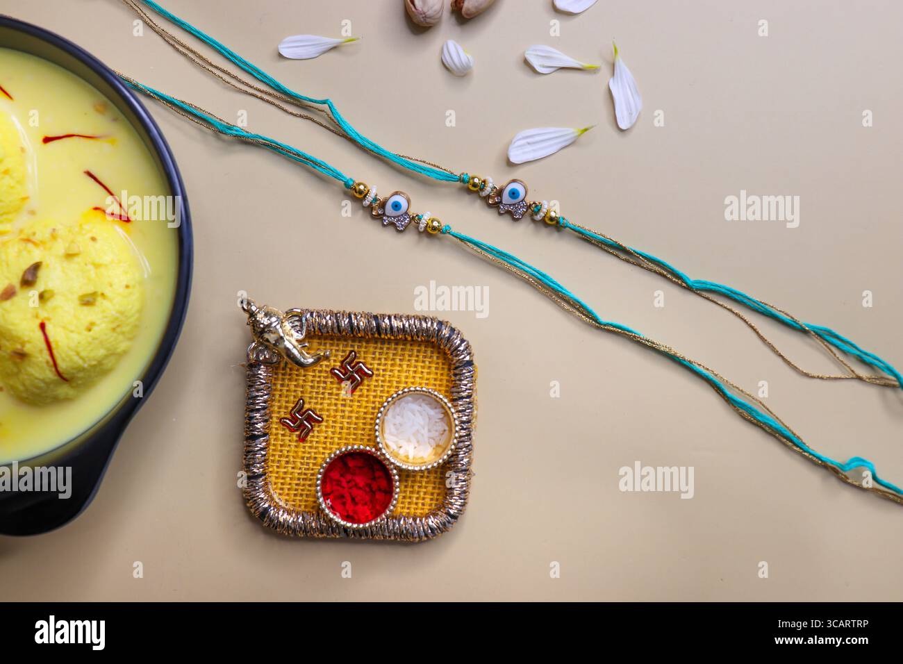 Délicieux rasmalai servi dans un bol, placé à côté d'un rakhi décoratif et d'un thali chawal roli traditionnel. Une capture parfaite de Raksha Bandhan. Banque D'Images Délicieux rasmalai servi dans un bol, placé à côté d'un rakhi décoratif et d'un thali chawal roli traditionnel. Une capture parfaite de Raksha Bandhan. Banque D'Images