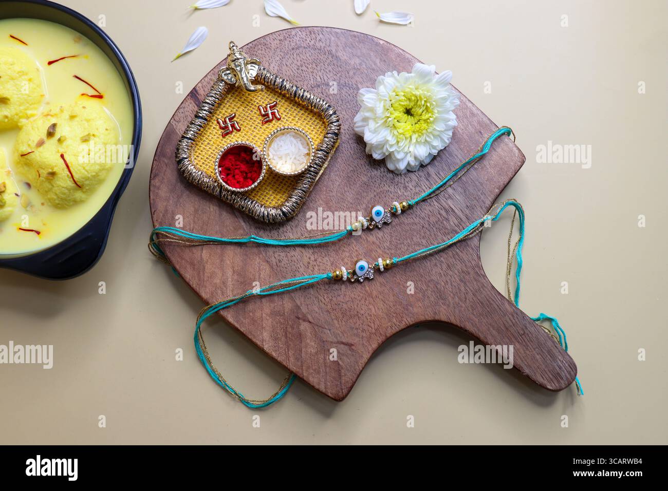 Délicieux rasmalai servi dans un bol, placé à côté d'un rakhi décoratif et d'un thali chawal roli traditionnel. Une capture parfaite de Raksha Bandhan. Banque D'Images Délicieux rasmalai servi dans un bol, placé à côté d'un rakhi décoratif et d'un thali chawal roli traditionnel. Une capture parfaite de Raksha Bandhan. Banque D'Images