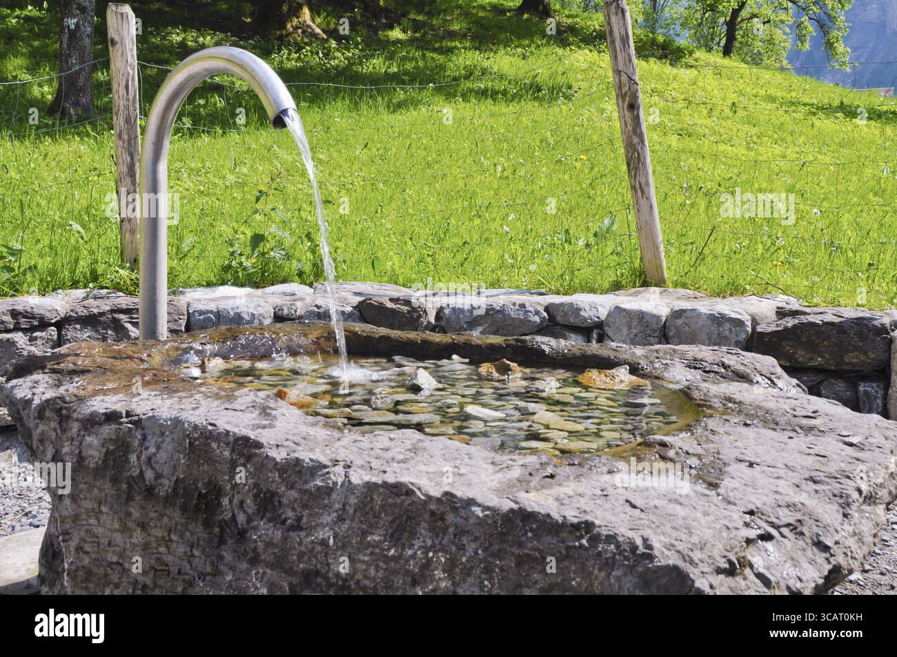 Eau cristalline claire du concept de puits artésiens souterrains Banque D'Images