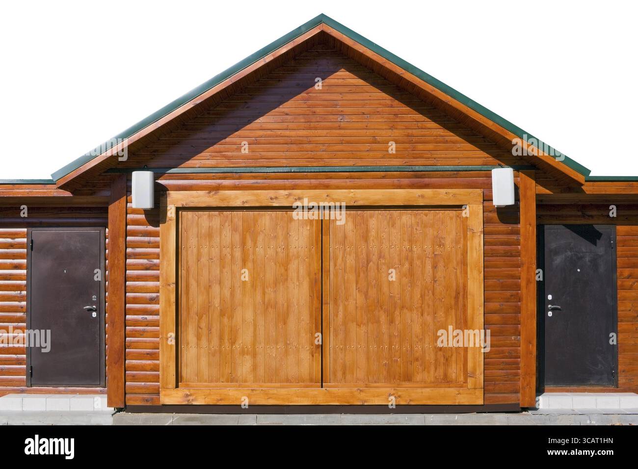 Style rustique moderne- hangar en bois avec de l'acier portes armés. Journée ensoleillée. Objet village partiellement isolé Banque D'Images