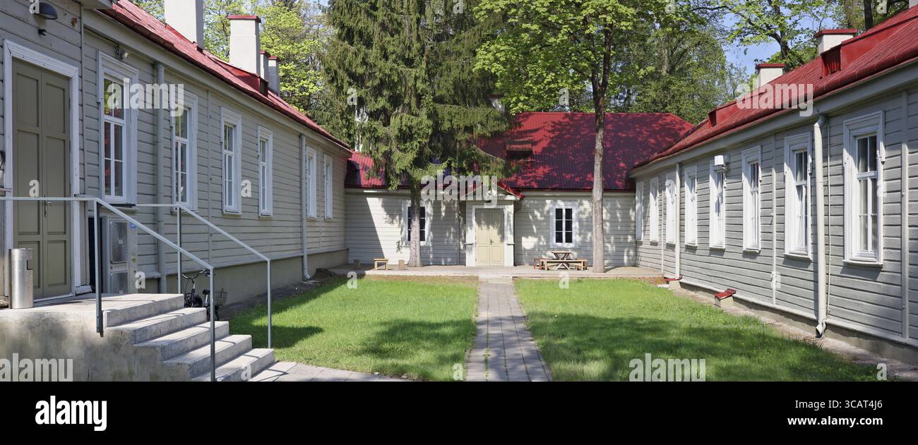 VILNIUS, LITUANIE - 01 MAI 2018 : le bâtiment en bois de l'ancien hôpital militaire historique dans le district d'Antakalnis. Les premiers blocs de flexibles étaient b Banque D'Images
