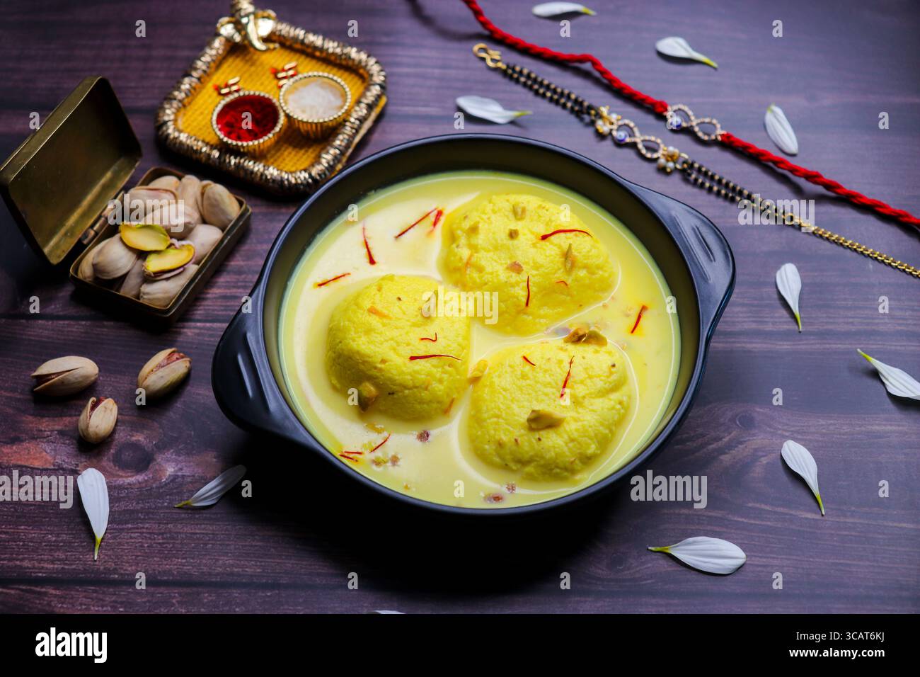 Délicieux rasmalai servi dans un bol, placé à côté d'un rakhi décoratif et d'un thali chawal roli traditionnel. Une capture parfaite de Raksha Bandhan. Banque D'Images Délicieux rasmalai servi dans un bol, placé à côté d'un rakhi décoratif et d'un thali chawal roli traditionnel. Une capture parfaite de Raksha Bandhan. Banque D'Images
