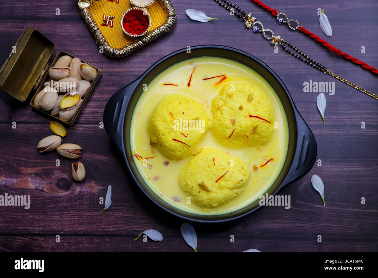 Délicieux rasmalai servi dans un bol, placé à côté d'un rakhi décoratif et d'un thali chawal roli traditionnel. Une capture parfaite de Raksha Bandhan. Banque D'Images Délicieux rasmalai servi dans un bol, placé à côté d'un rakhi décoratif et d'un thali chawal roli traditionnel. Une capture parfaite de Raksha Bandhan. Banque D'Images