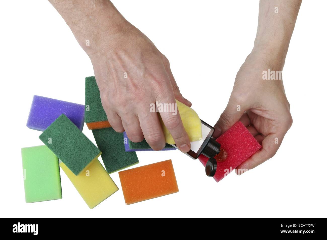 Le lave-vaisselle dans le restaurant égoutte le gel de nettoyage sur des éponges multicolores. Isolé sur la vue de dessus blanche Banque D'Images