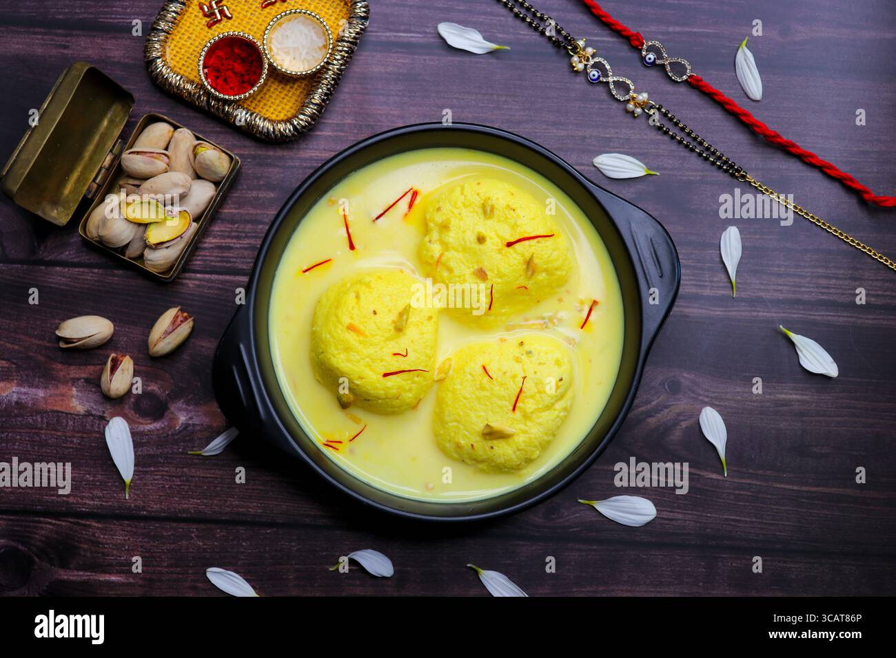 Délicieux rasmalai servi dans un bol, placé à côté d'un rakhi décoratif et d'un thali chawal roli traditionnel. Une capture parfaite de Raksha Bandhan. Banque D'Images Délicieux rasmalai servi dans un bol, placé à côté d'un rakhi décoratif et d'un thali chawal roli traditionnel. Une capture parfaite de Raksha Bandhan. Banque D'Images